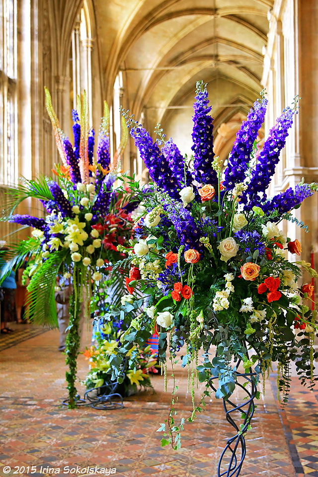 Фестиваль цветов Cascades, Уинчестерский собор, Англия.