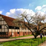 Старинные конюшни в соборном квартале, Уинчестер, Англия. Старинные конюшни в соборном квартале, Уинчестер, Англия.